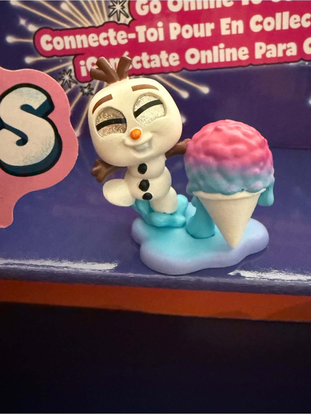 Disney Olaf Mini Figure with White Snow Base and Pink & Blue Ice Cream
